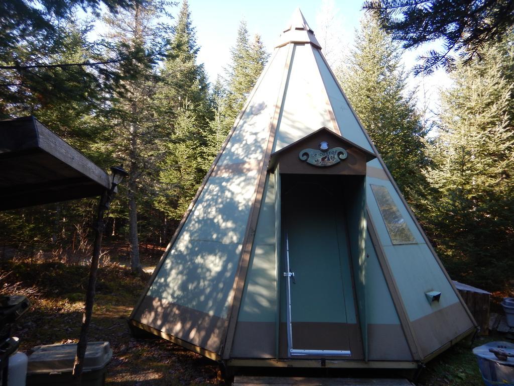Aux Tipis De La Riviere Sauvage Villa Saint Romain Luaran gambar